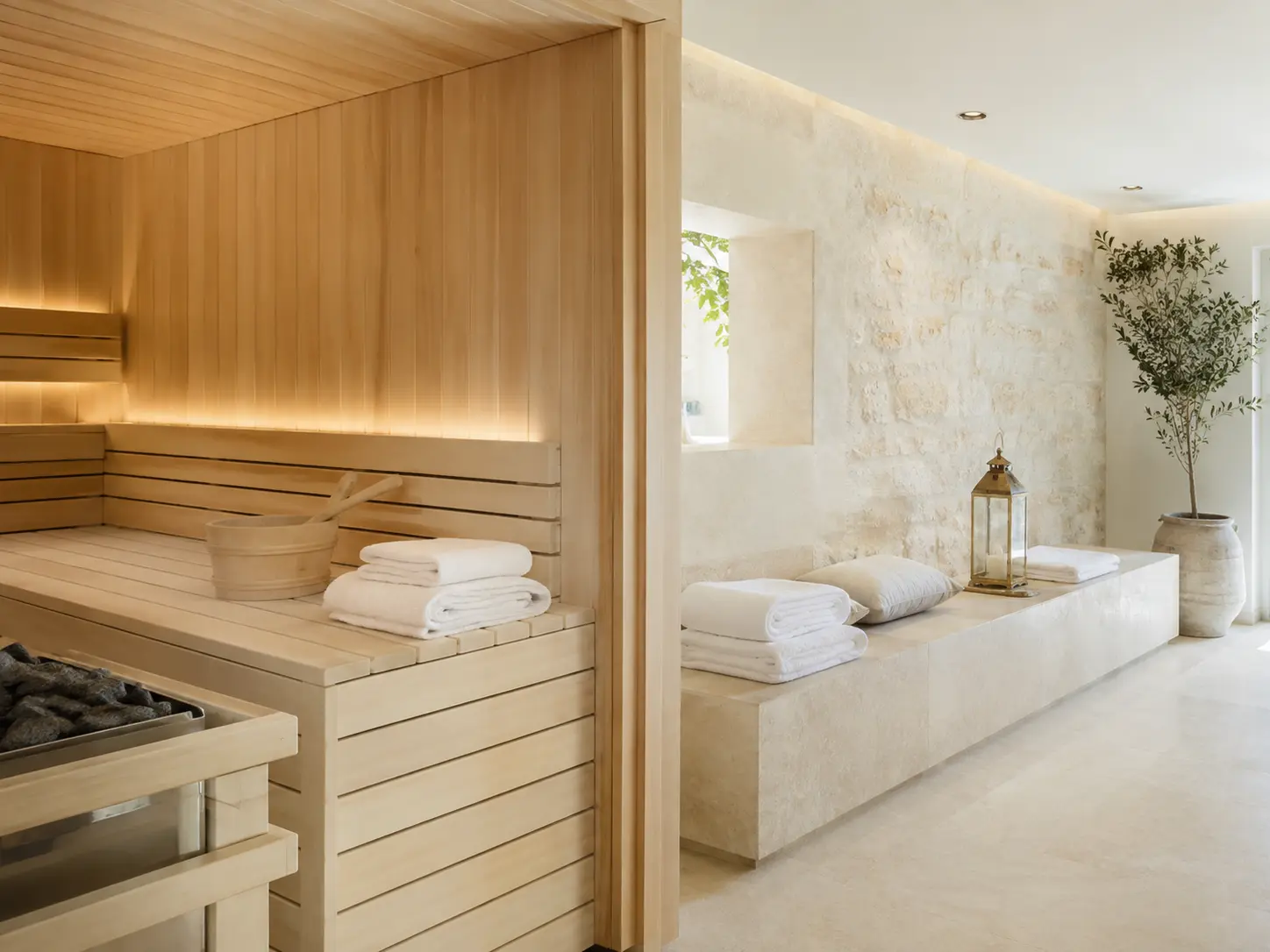 Aydınlık ahşap sauna ve dinlenme alanı
